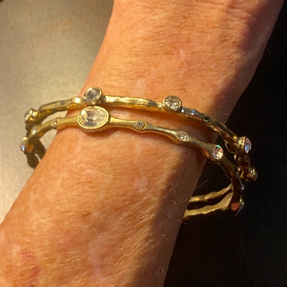 Vintage pair thin gold bangle bracelets, textured finish w/ABS crystals - Picture 2 of 9